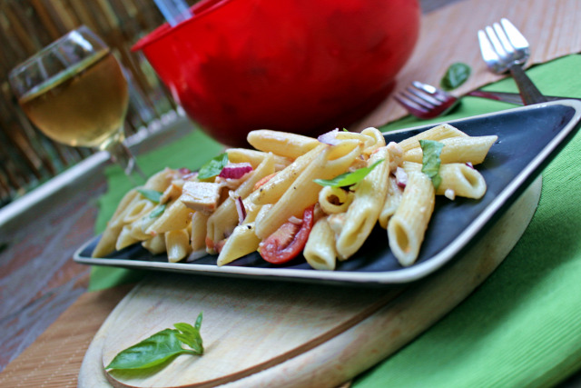 mozzarella paradicsom tészta penne olívabogyó olívaolaj grillcsirke csirke csirkemell lilahagyma bazsalikom tésztasaláta rohanós vacsorák