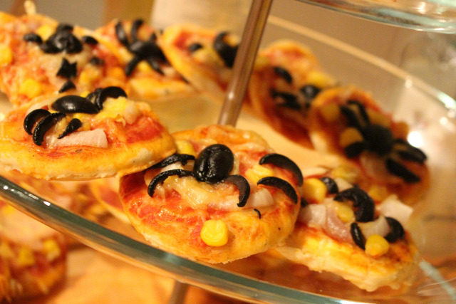 pizza vendégvárók liszt élesztő olívaolaj olívabogyó hagyma sonka sajt szalámi cukor oregánó bazsalikom kukorica halloween