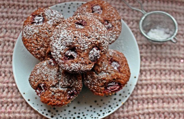 gyors muffinok édességek cukor liszt sütőpor vaj meggy kakaópor tojás