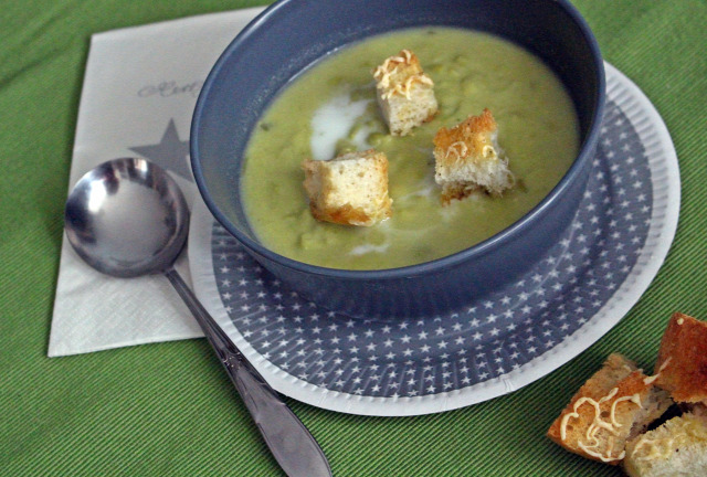 zöldborsó borsó krumpli leves fincsi ebédek só bors sajt tejszín citrom petrezselyem kruton kenyér olívaolaj