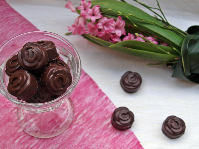 bonbon marcipán étcsokoládé csoki csoki pasztilla áfonyalekvár édességek