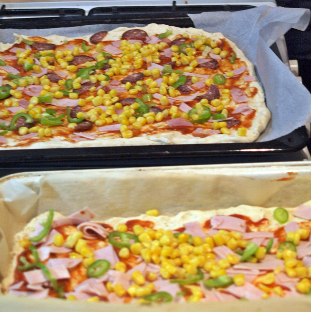 pizza vendégvárók olívaolaj bazsalikom oregánó liszt sonka kukorica kolbász szalámi olajbogyó paradicsom pizzaszósz hagyma sajt pizzafeltét