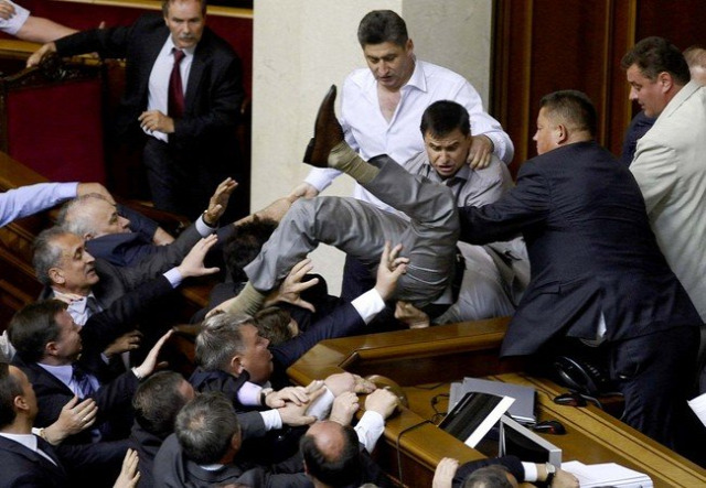 pofon ukrán parlament ukrajna politika verekedés