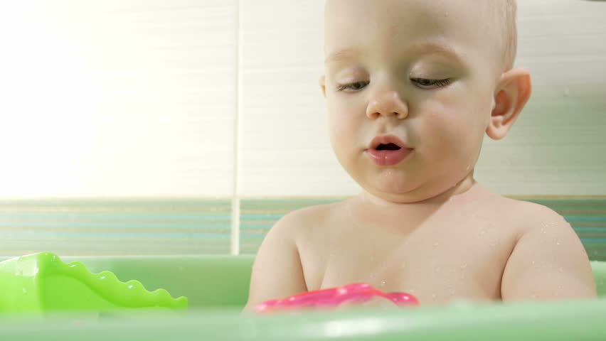 gyereknevelés fürdetés pancsolás pisi szülő