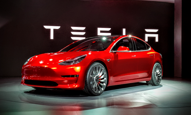 Tesla Model 3 Elon Musk elektromos autó