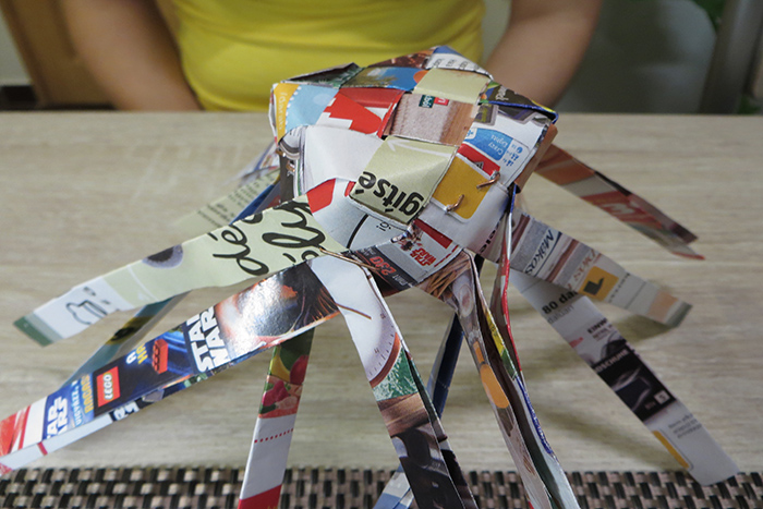 DIY olcsó közepes papírfonás tolltartó kreatív origami recycle újrahasznosítás újságpapír használati tárgy család