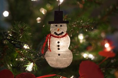 hóember karácsony tél asztaldísz DIY borosdugó dekoráció díszek facsipesz ünnepek közepes gyerekekkel olcsó újrahasznosítás