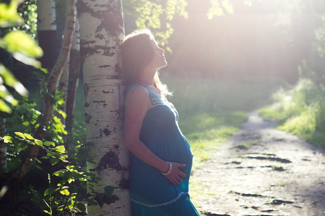 terhesség második trimeszter várandósság hányinger aranyér csípőfájdalom hátfájás kismama torna alvási pozíciók pihenőpárna pocakmatrac mellfeszülés pocak