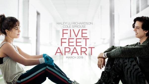 Két lépés távolság Five Feet Apart Haley Lu Richardson Cole Sprouse Romantikus film Dráma Barátok Legjobb barátok Ajánló