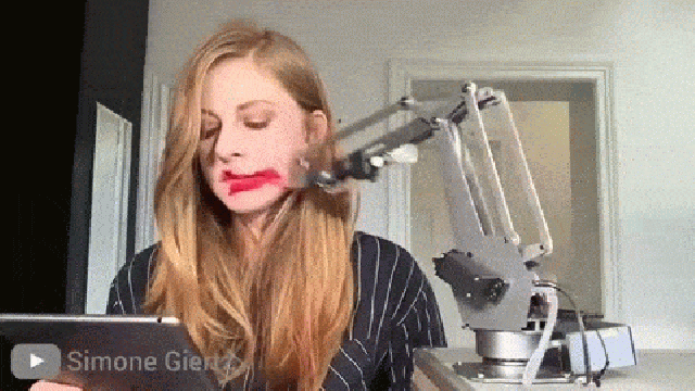 robot rúzs smink Simone Giertz