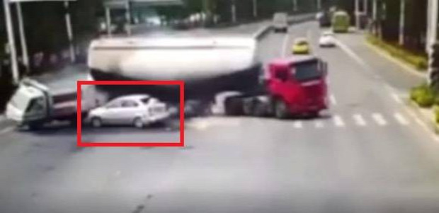 baleset Kína kamion cement