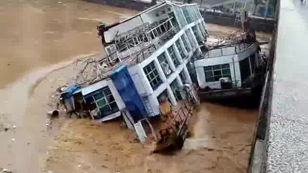 Kína hajó áradás elszabadul híd