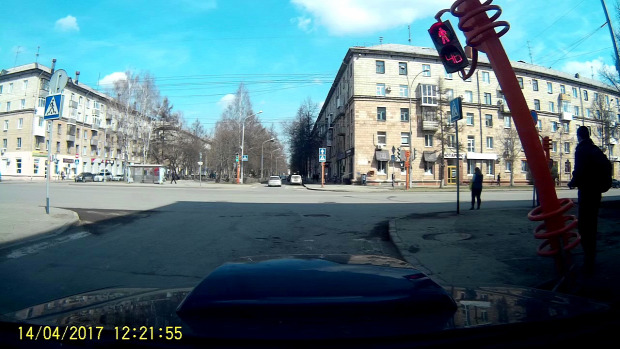 közlekedési lámpa gyalogátkelő bot kidől