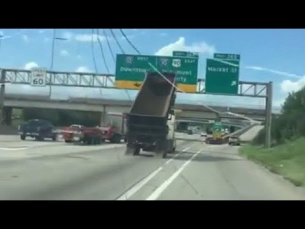 autópálya kamion nyitott billenő baleset