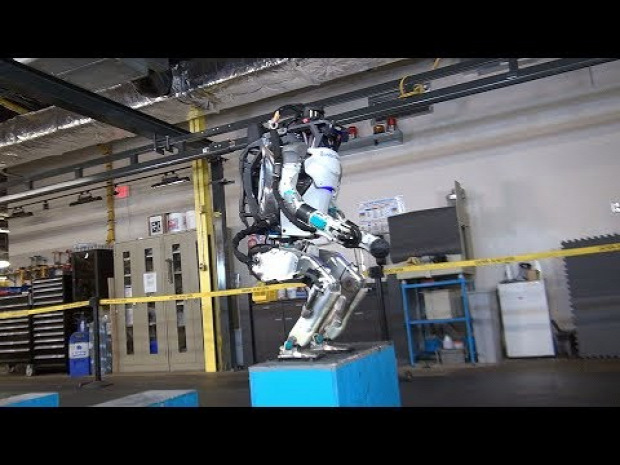 robot Atlas jár ugrik szaltó