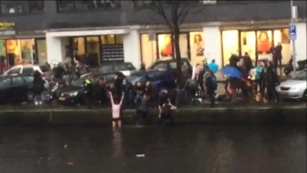 Amszterdam csatorna baleset autó