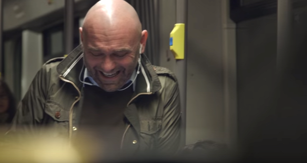 metró mosoly nevetes