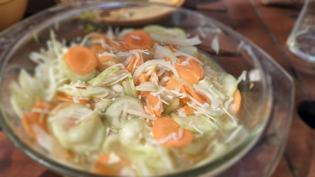 recept saláta tavaszelő répa káposzta  uborka hagyma