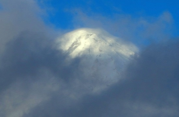 A Lanín-vulkán kidugja csúcsát a felhők közül
