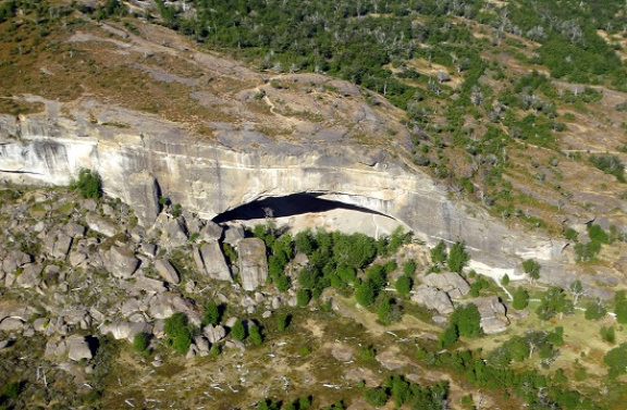 A Milodón-barlangban 1895-ben egy 10 000 éve kihalt őslajhár csontjaira bukkantak