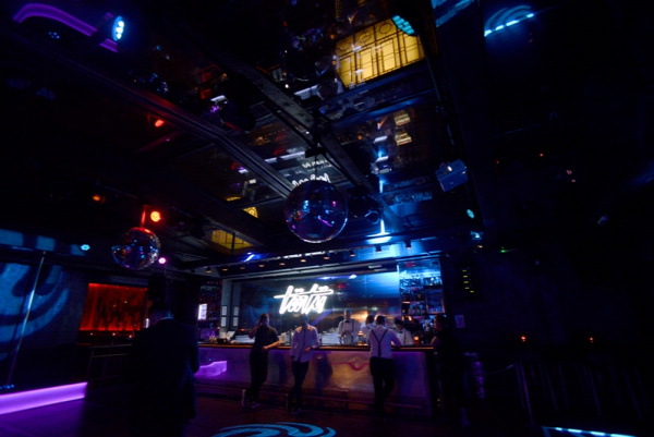 kocsma romkocsma terasz budapest szabadtéri helyszín klub koncert helyszín