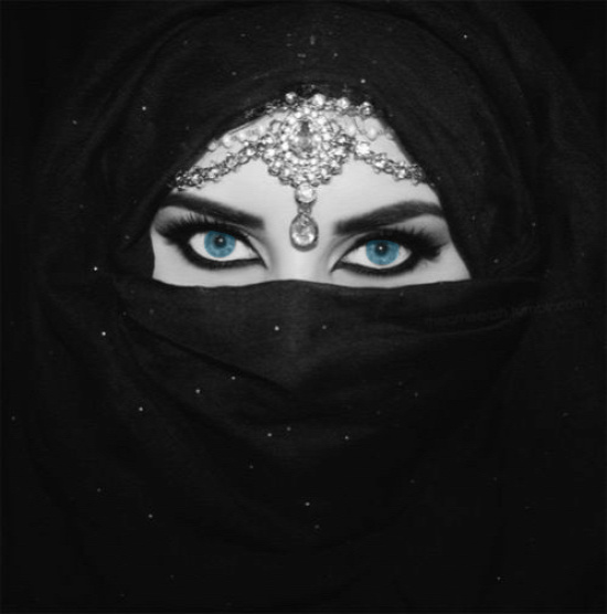 Arab nő tipikus ruházatban