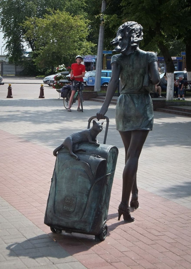 szobor lány bőrönd macska hever utazik