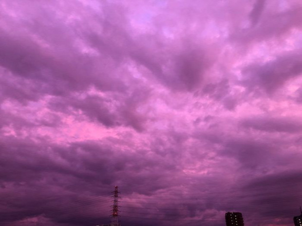 A világ érdekes tájfun ég lila bíbor