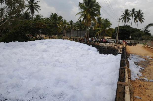 India Bengalor Bengaluru fehér hab mérgező toxikus ég