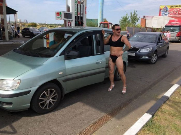 A világ érdekes benzinkút akció fürdőruha bikini férfi