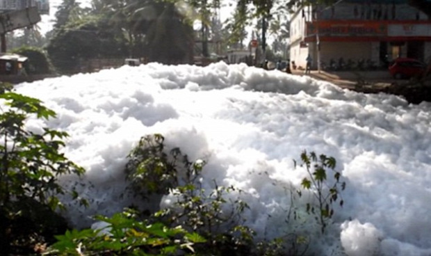 India Bengalor Bengaluru fehér hab mérgező toxikus ég