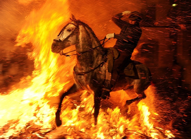 A világ érdekes tűz ló fesztivál San Bartolome de los Pinares