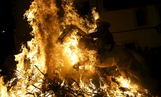 A világ érdekes tűz ló fesztivál San Bartolome de los Pinares