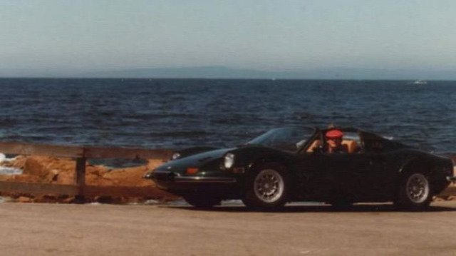 A világ érdekes eltemetett elásott Ferrari Kalifornia