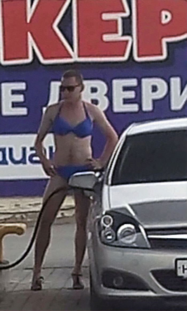 A világ érdekes benzinkút akció fürdőruha bikini férfi