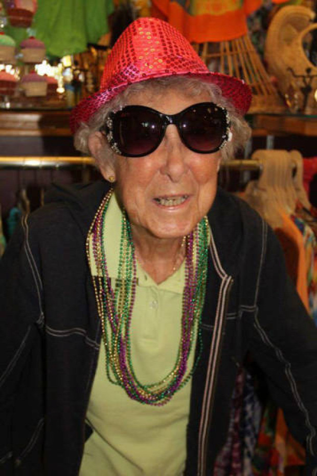 A világ érdekes norma höld hölgy idős 90 éves rák