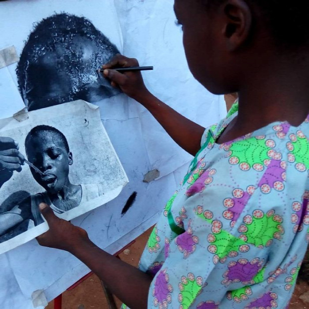 A világ érdekes Nigéria grafikus művész  11 éves hiperrealisztikus