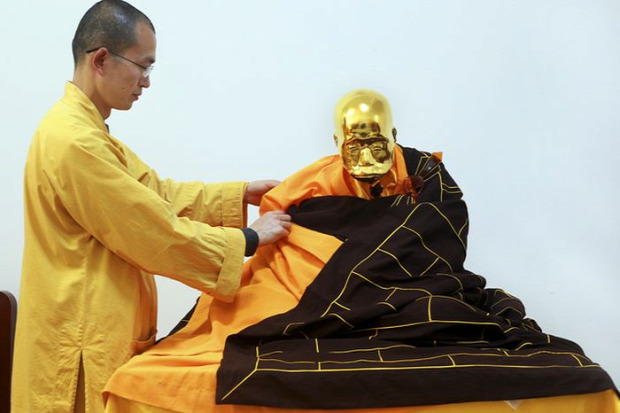 A világ érdekes buddhista szerzetes múmia aranyozott