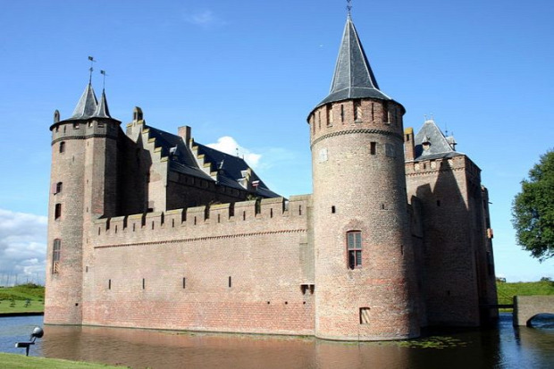 A világ érdekes  kastély vár erőd víz vizesárok