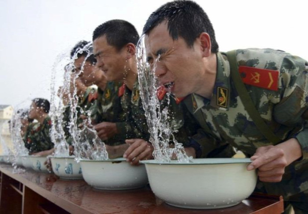 A világ érdekes Kína hadsereg katona kiképzés