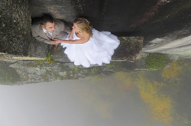 A világ érdekes esküvő fényképész szikla párkány