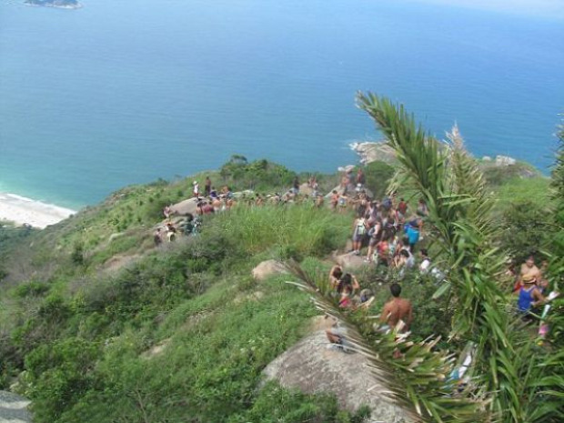 A világ érdekes Brazília szikla mászás lógás trükk