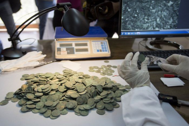 A világ érdekes Spanyolország római kincs rézpénz amfóra