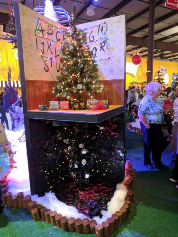 A világ érdekes karácsonyfa fenyő egyedi különleges furcsa