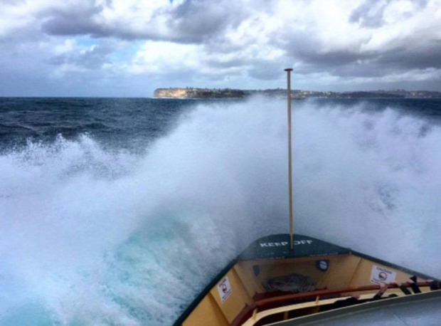 Sydney kikötő komp vihar óriás hullám