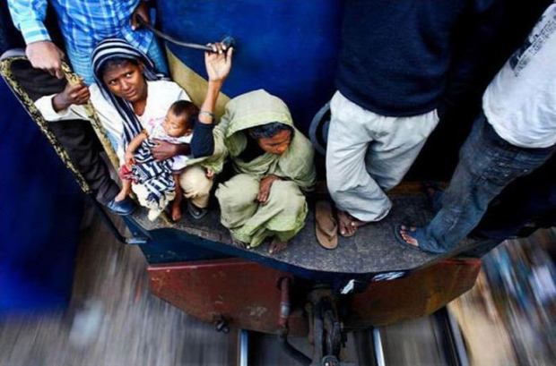 Bangladesh vonat vasút tömeg vonatugrálók
