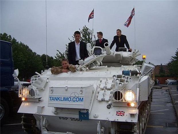A világ érdekes esküvő limuzin tank lánctalpas