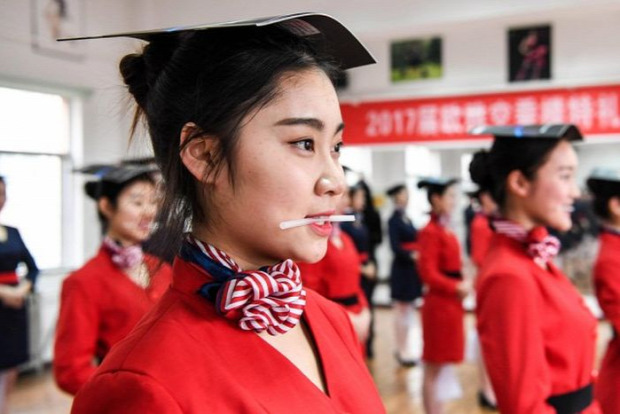 A világ érdekes Kína stewardess légiutas-kísérő iskola
