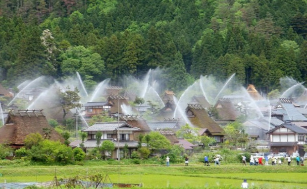 Japán skanzen falu nádfedeles locsolás