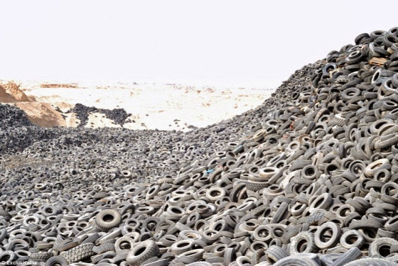 A világ érdekes Kuvait gumi temető szemét